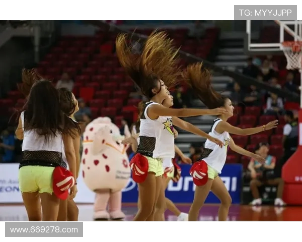 湖北女篮啦啦队精彩舞蹈暂停时刻 展现花花世界活力助力比赛